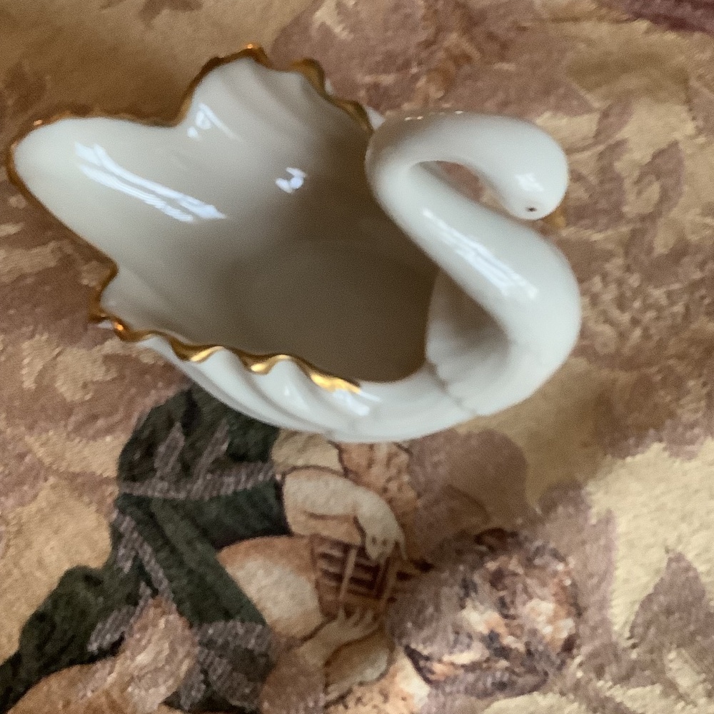 Like New Lenox Swan figure.